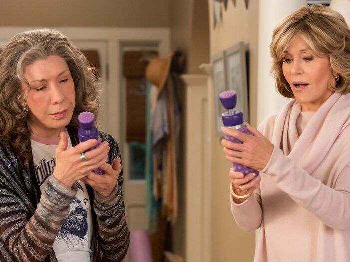Filme Gracie e Frankie mostra duas personagens vendendo sex toys